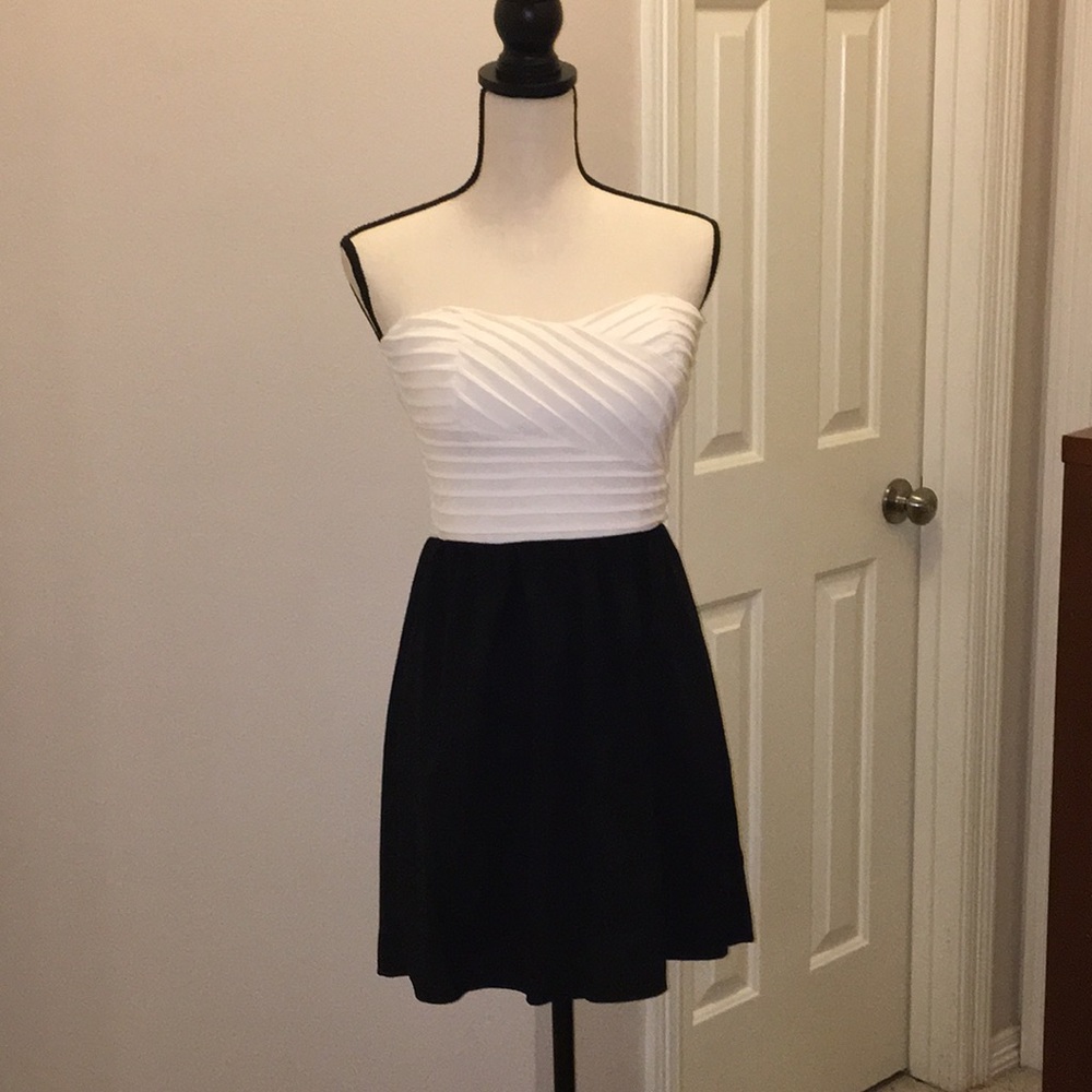 GUESS black and white strapless dress! Never worn!